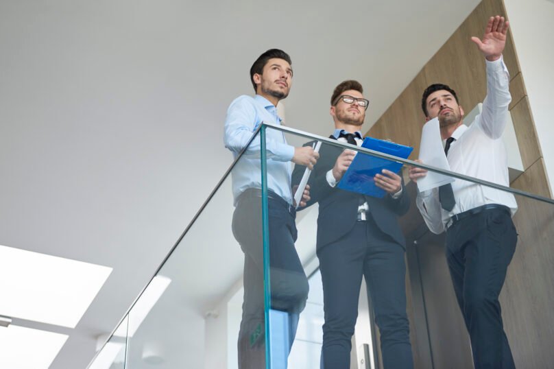 Ejecutivos de una empresa discutiendo la estrategia de propósito corporativo y sostenibilidad en una reunión de trabajo.