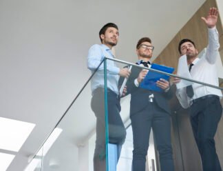 Ejecutivos de una empresa discutiendo la estrategia de propósito corporativo y sostenibilidad en una reunión de trabajo.